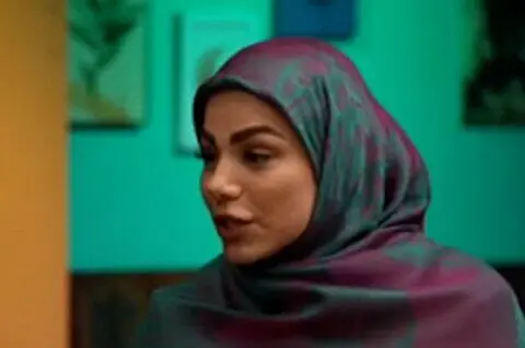 مجری صداوسیما: چه اشکالی دارد دختر زمان عقد باردار شود؟
