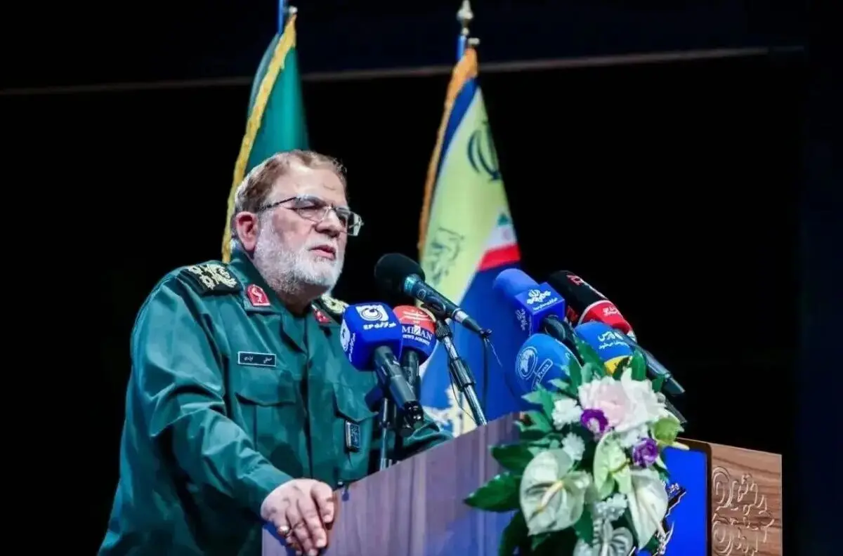 ایزدی: دشمن از تنگه هرمز کیلومترها فاصله گرفته است