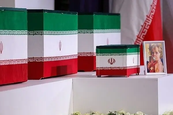 فیلمی از خودروی حامل پیکر مطهر رهبر شهید انقلاب و خانوادۀ شهیدشان