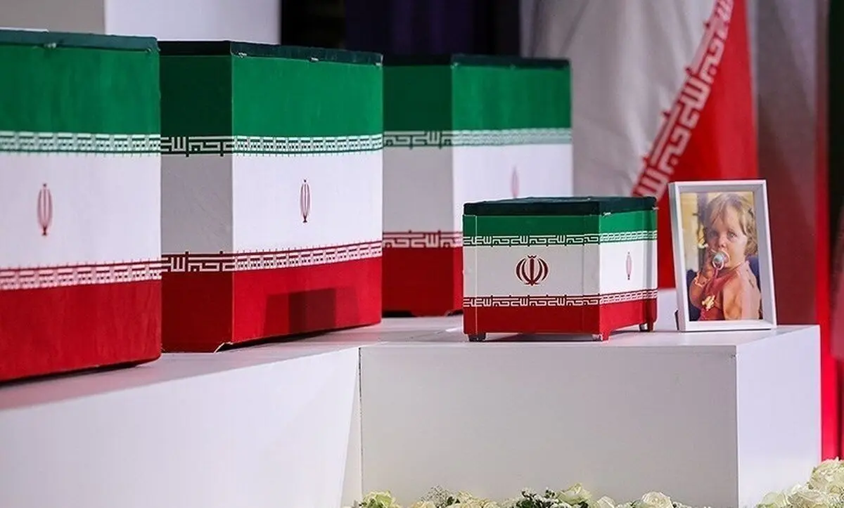 فیلمی از خودروی حامل پیکر مطهر رهبر شهید انقلاب و خانوادۀ شهیدشان