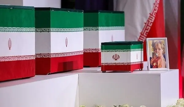 فیلمی از خودروی حامل پیکر مطهر رهبر شهید انقلاب و خانوادۀ شهیدشان