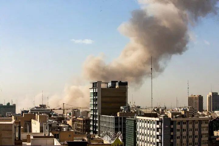 علت دیده شدن نور آبی یا سبز در بمباران‌های اخیر چیست؟