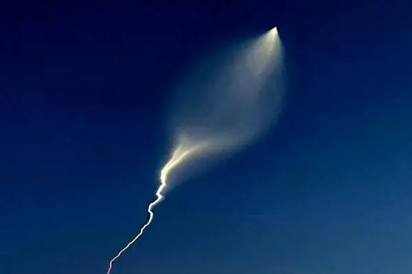 ایران چه چیزی در آستین دارد که جهان را شوکه کند؟ + ویدئو | گزارش رسانه آمریکایی از پیام ایران با پرتاب این موشک مرموز به اسرائیل