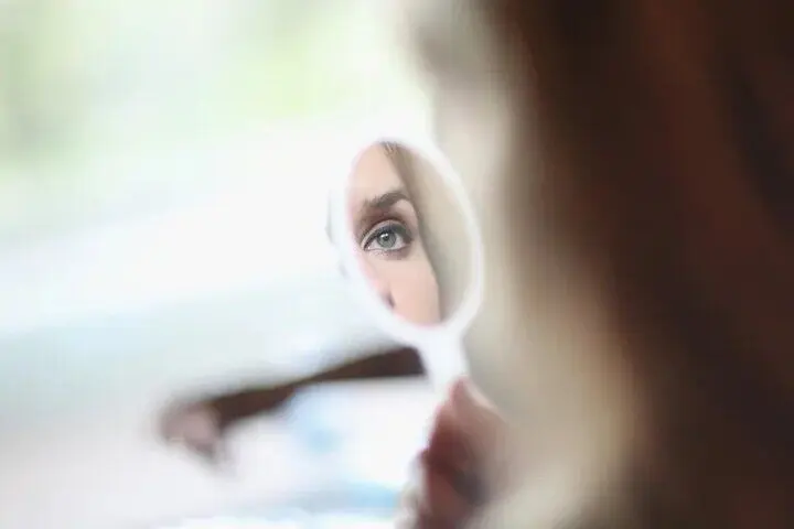 اولین مواجهه با خود؛ وقتی در آینه نگاه می‌کنیم واقعا چه می‌بینیم؟