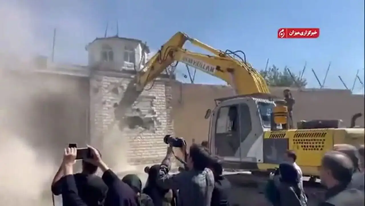 دَرِ ورودی زندان رجایی‌شهر البرز هم تخریب شد