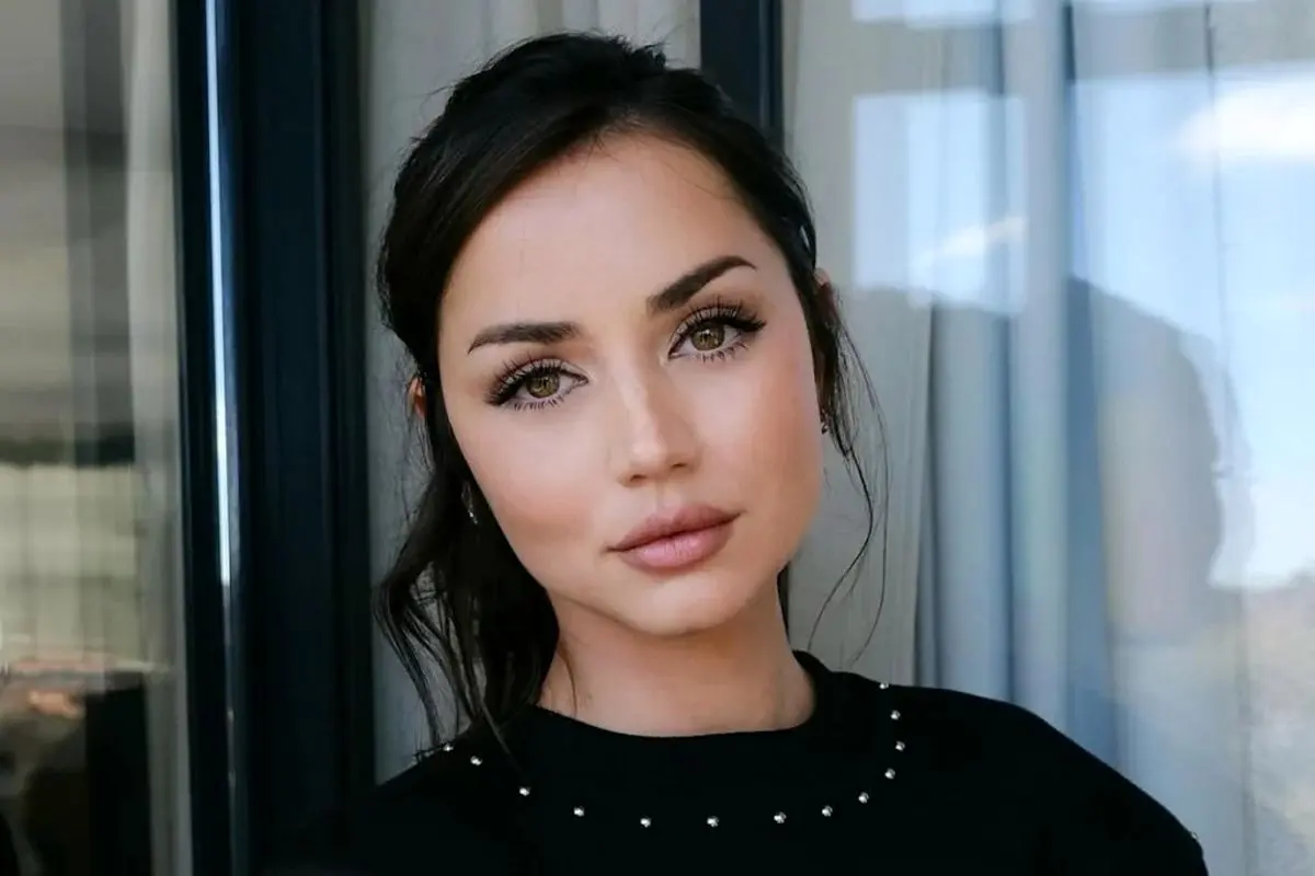 آنا دِ آرماس با روسری و عبا پربازدید شد! + عکس