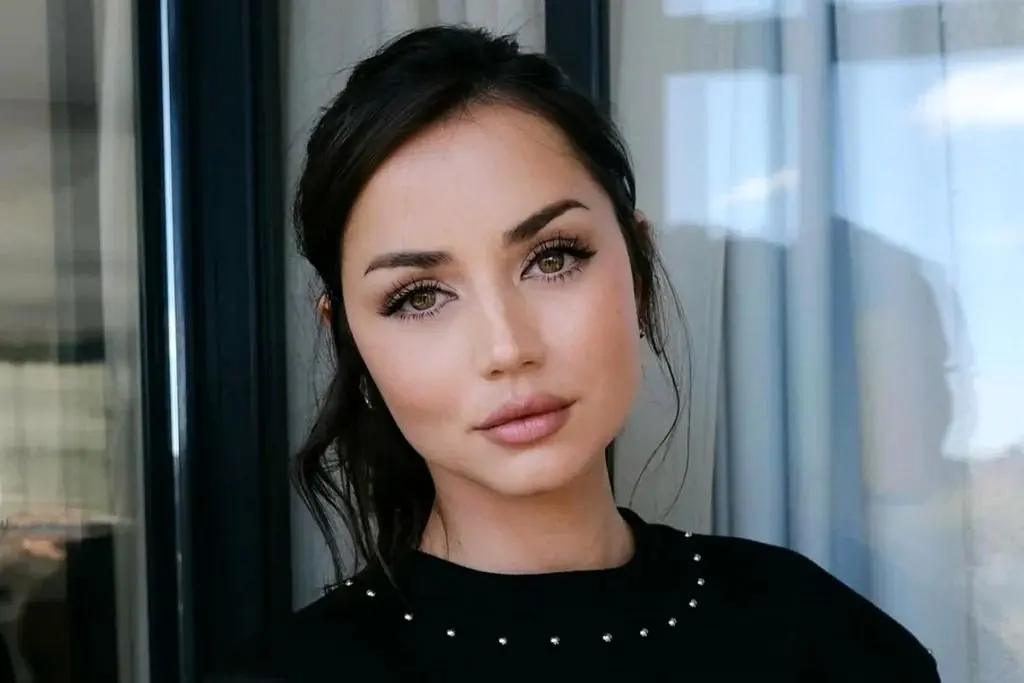 آنا دِ آرماس با روسری و عبا پربازدید شد! + عکس