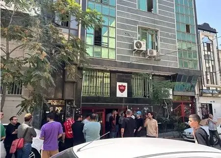 تجمع هواداران پرسپولیس علیه نقل و انتقالات باشگاه، پس از خریدهای استقلال!