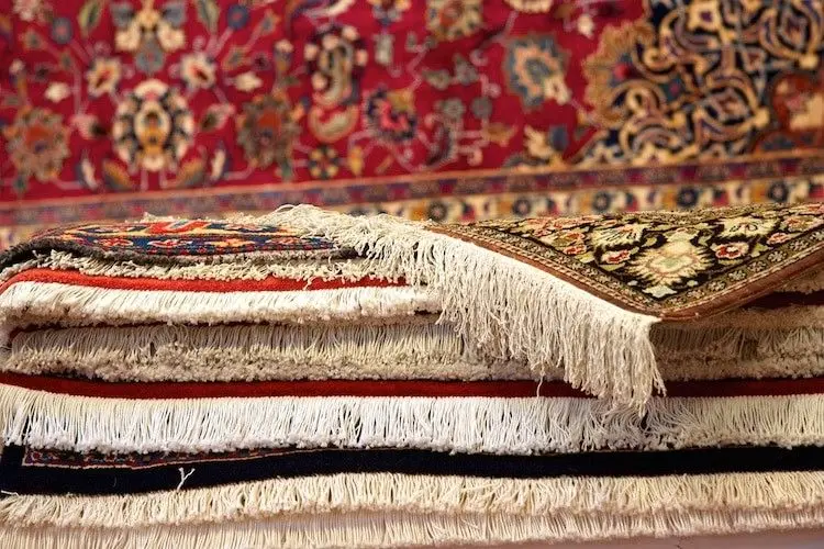 راهنمای تشخیص فرش دستباف ابریشم قم اصل از تقلبی؛ نکاتی که باید بدانید