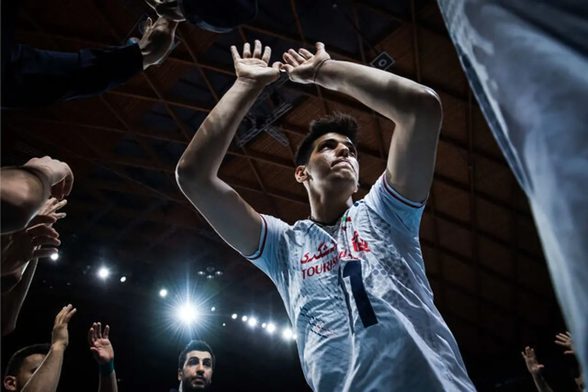 صابر کاظمی در ورزشگاه آزادی بین هواداران استقلال + عکس