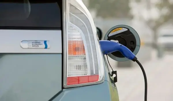 چرا مصرف ۲ لیتری در خودروهای پلاگین هیبرید واقعی است؛ اما نه برای همه؟
