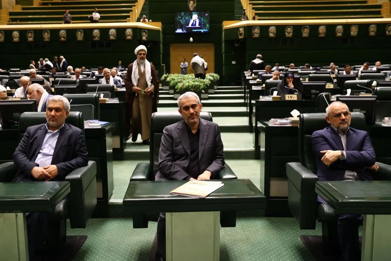 تصاویری از چفیه انداختن نمایندگان به گردن پزشکیان | پوشش متفاوت قالیباف در صحن علنی مجلس
