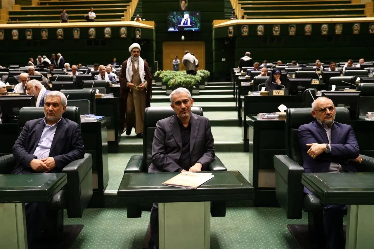 تصاویری از چفیه انداختن نمایندگان به گردن پزشکیان | پوشش متفاوت قالیباف در صحن علنی مجلس
