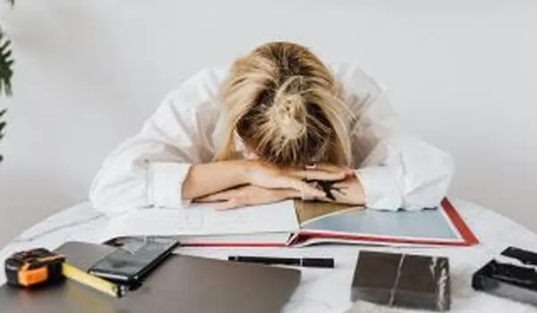 چرا علائم ADHD قبل از پریود شدیدتر می‌شود؟ ارتباط هورمون‌ها با اختلال نقص توجه