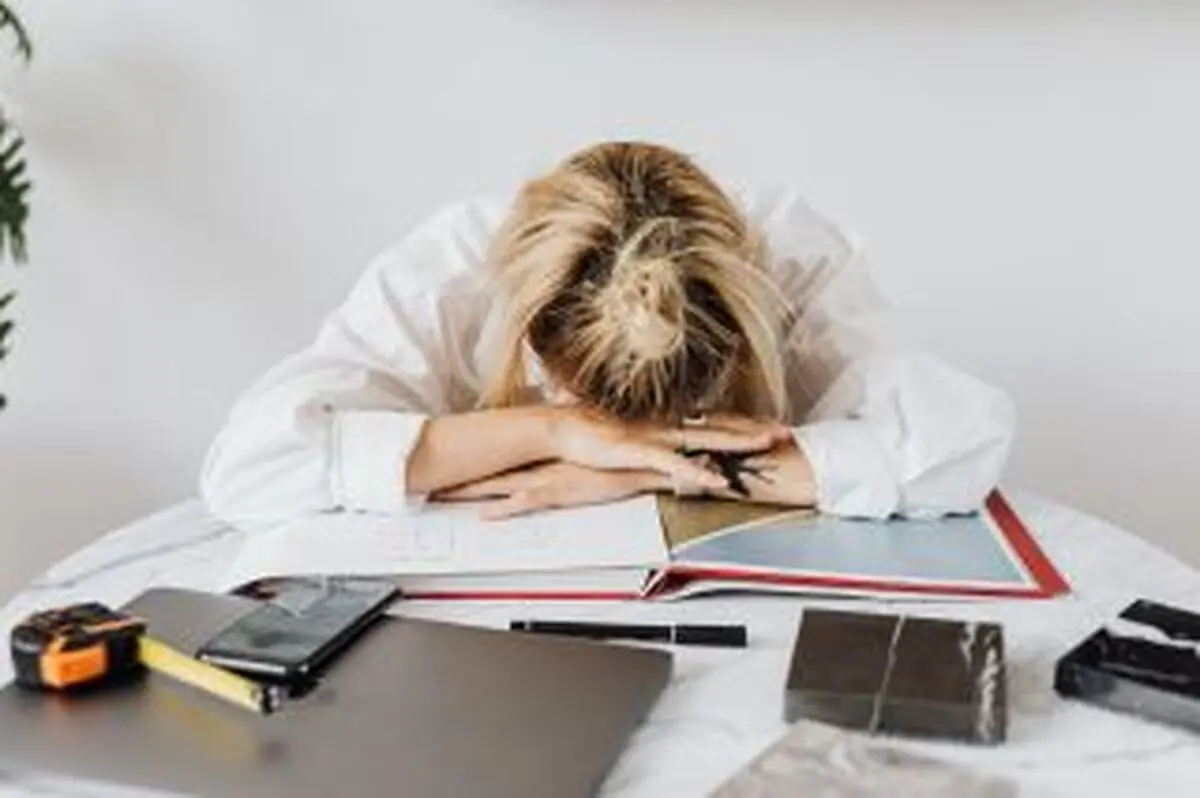 چرا علائم ADHD قبل از پریود شدیدتر می‌شود؟ ارتباط هورمون‌ها با اختلال نقص توجه