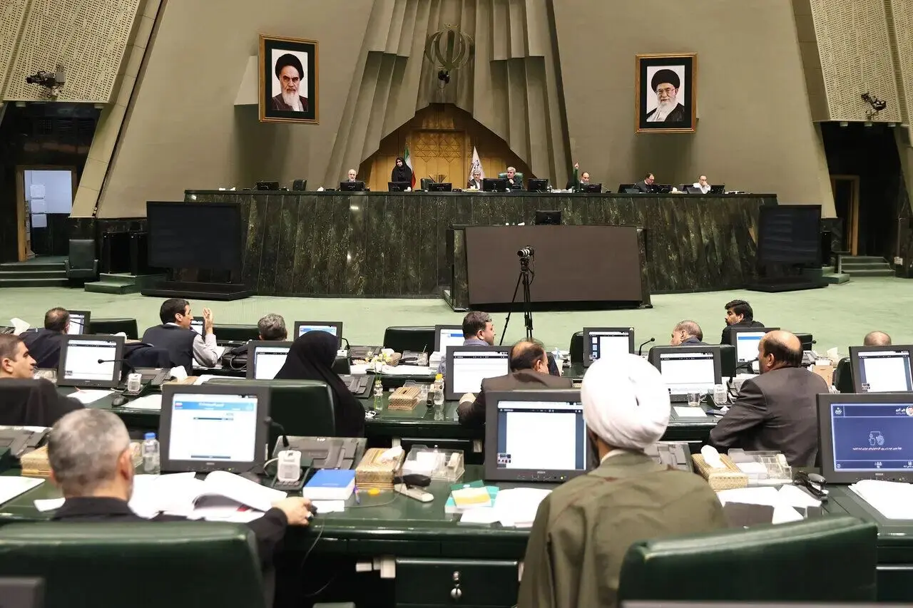 خیز مجلس برای ۸ استیضاح؛ جدال بهارستان با پاستور بالا گرفت