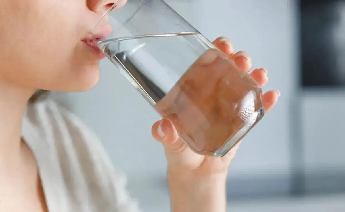 آغاز صبح با یک لیوان آب چگونه متابولیسم را دگرگون می‌کند؟