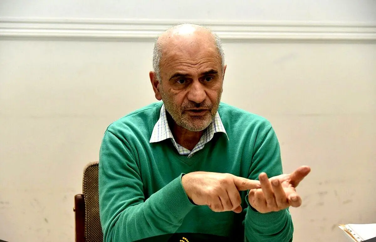 فرشاد مومنی: برخی می گویند چون جامعه حواسش پرت مذاکرات است شوک قیمتی جدیدی وارد کنیم! این نداها از حلقوم خائنان به منافع ملی بیرون می آید
