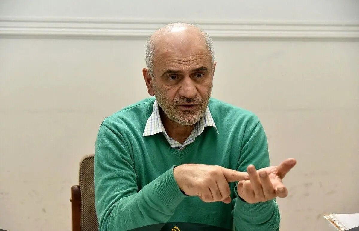 فرشاد مومنی: برخی می گویند چون جامعه حواسش پرت مذاکرات است شوک قیمتی جدیدی وارد کنیم! این نداها از حلقوم خائنان به منافع ملی بیرون می آید
