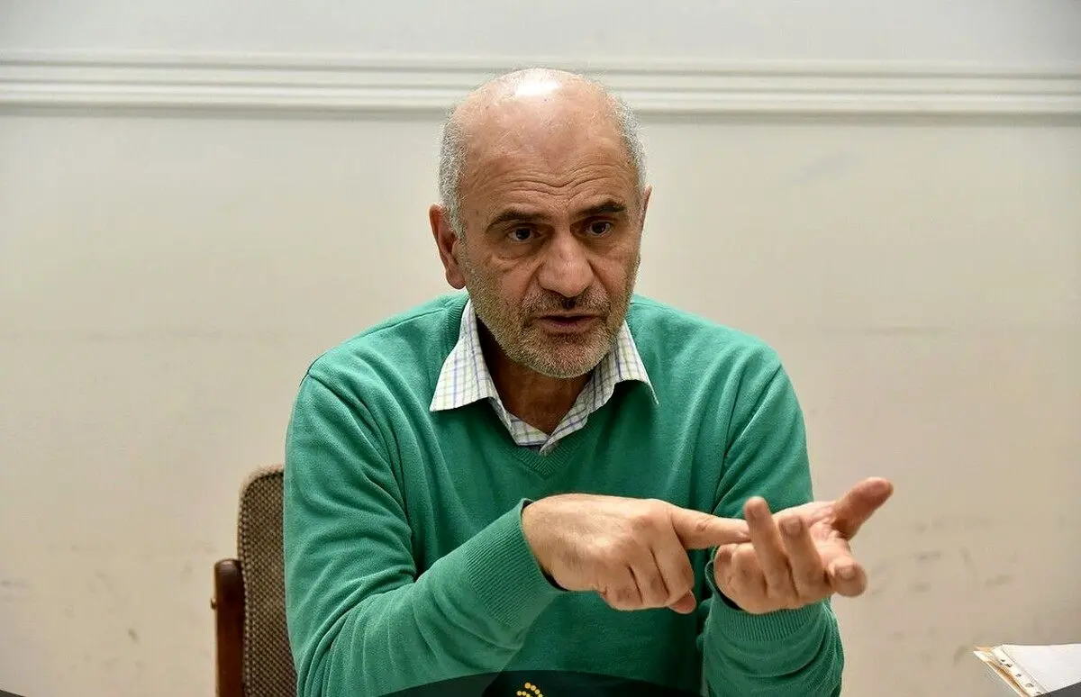 فرشاد مومنی: برخی می گویند چون جامعه حواسش پرت مذاکرات است شوک قیمتی جدیدی وارد کنیم! این نداها از حلقوم خائنان به منافع ملی بیرون می آید
