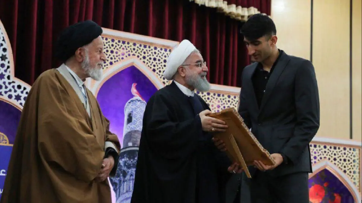رئیس جمهور با اهدای لوح تقدیر از علیرضا بیرانوند به خاطر فعالیت هایش در این زمینه قدردانی کرد