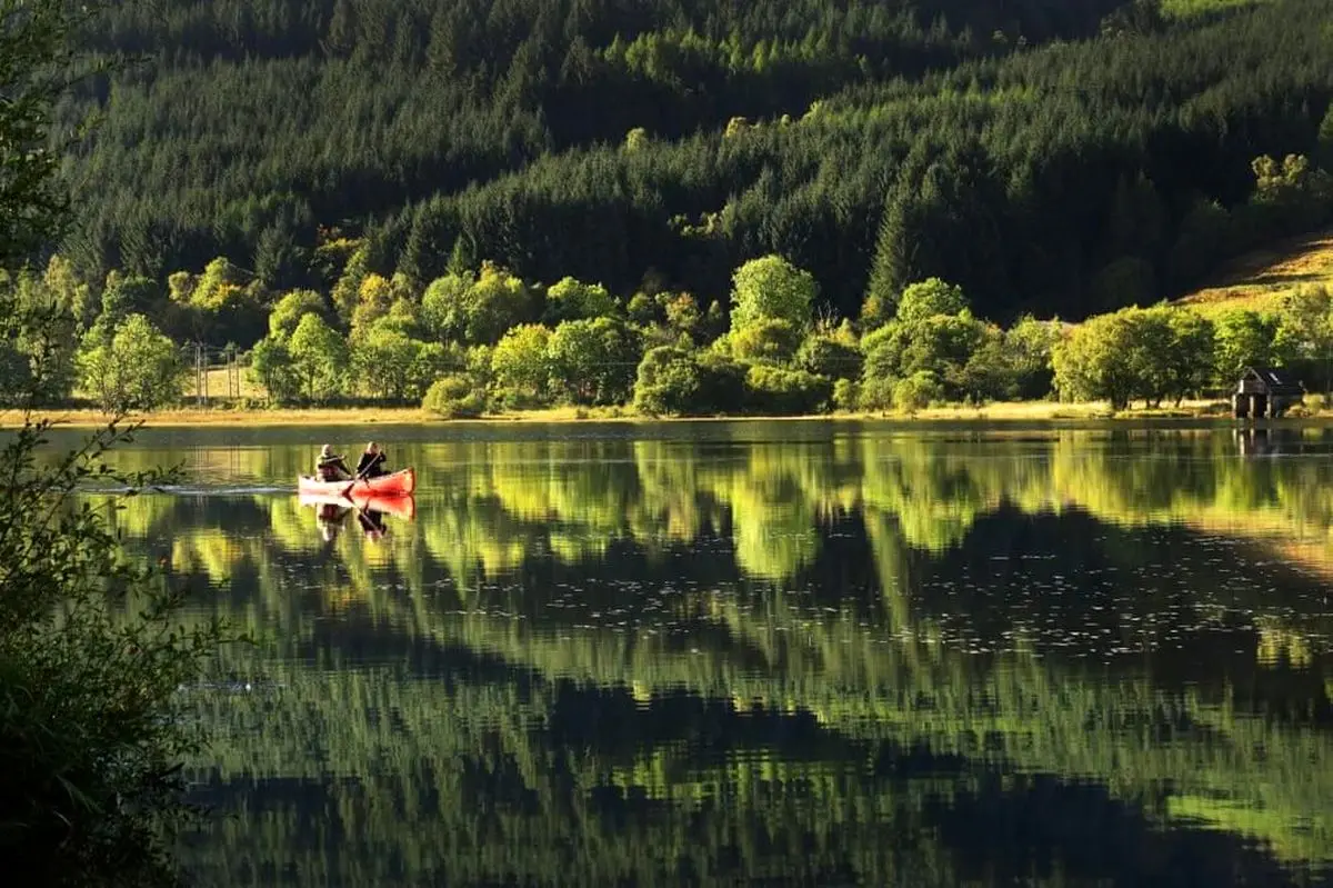 قایقرانی در دریاچه ای در اسکاتلند + تصویر