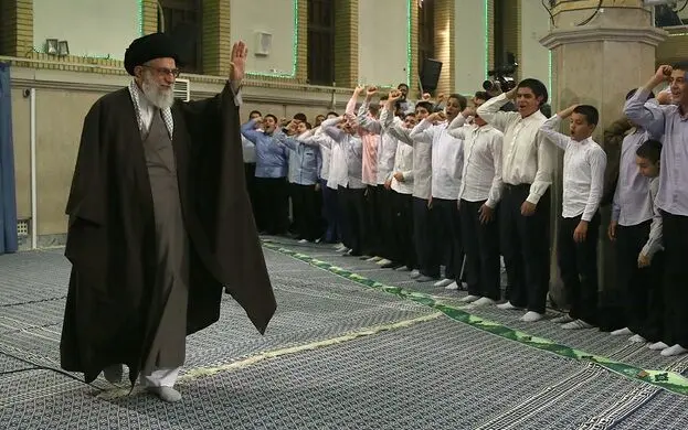 یکی از اهداف دشمن نفوذ در نوجوانان و جوانان است