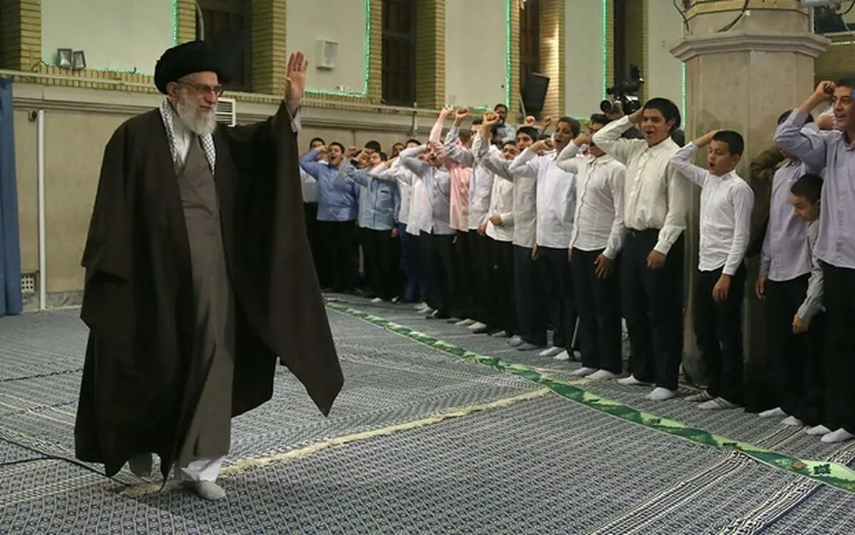 یکی از اهداف دشمن نفوذ در نوجوانان و جوانان است