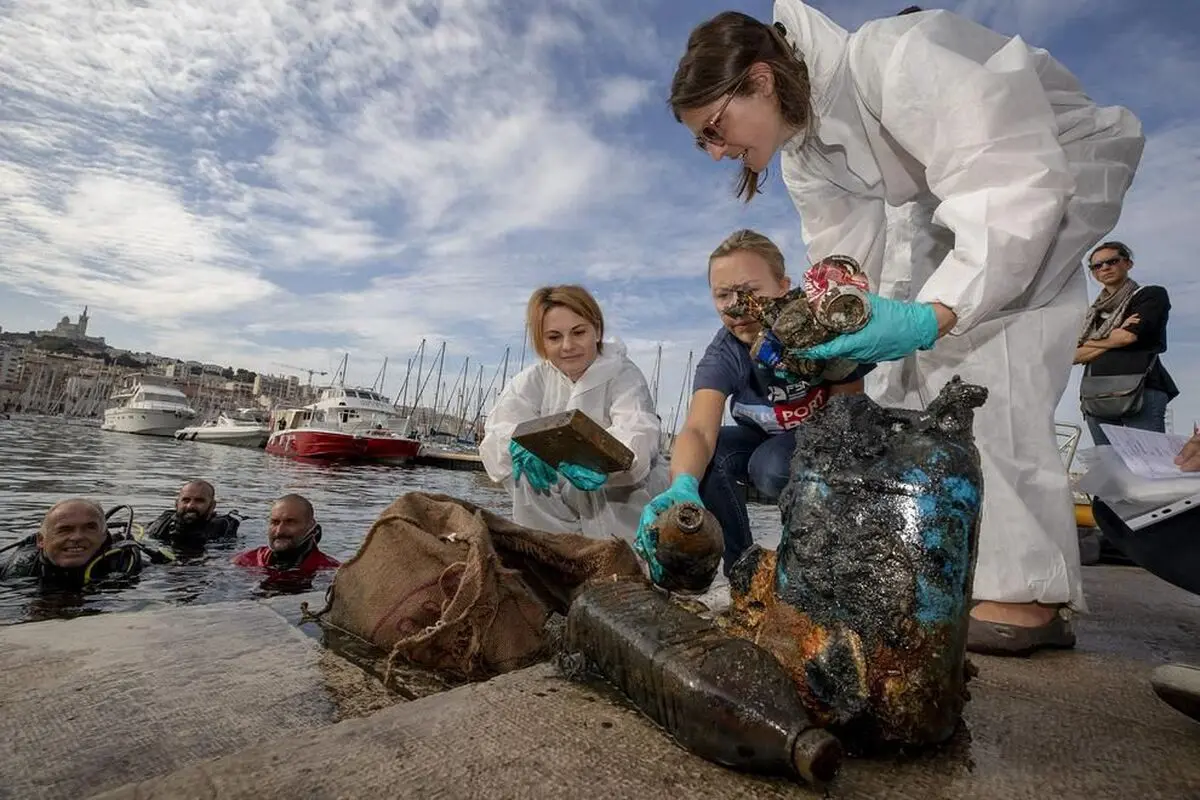 اقدام صدها نفر دوست دار محیط زیست در فرانسه + تصویر