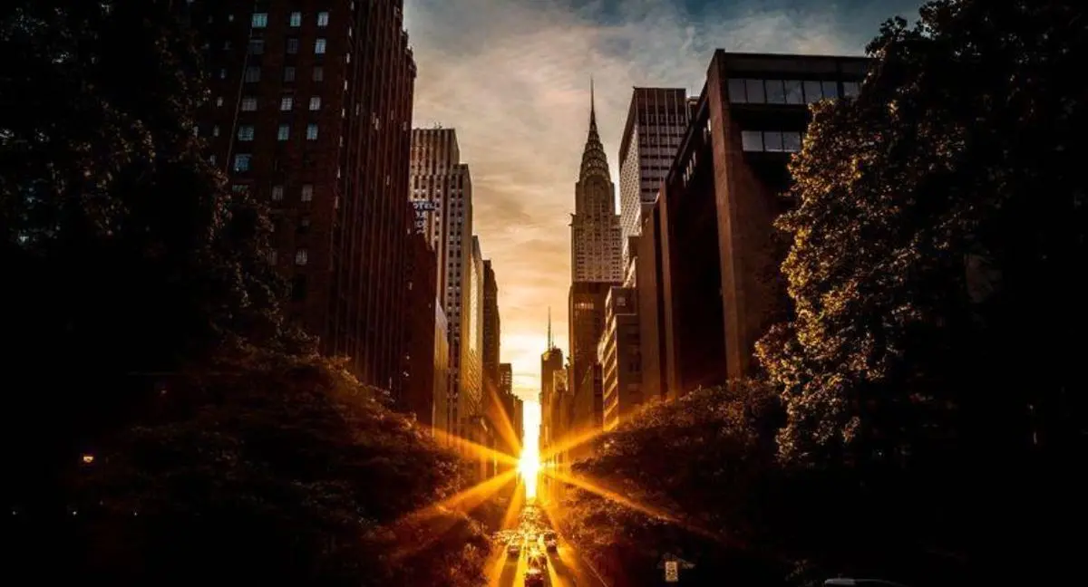 نمایی زیبا از خودنمایی آفتاب از میان برج های نیویورک + تصویر