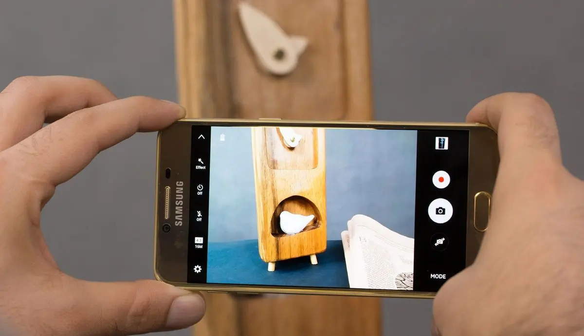 استفاده از آیفون؛ سفیر سامسونگ را به دردسر انداخت!