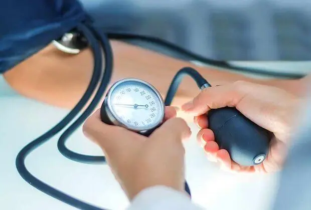 موقع گرفتن فشار خون بازو باید چگونه باشد؟
