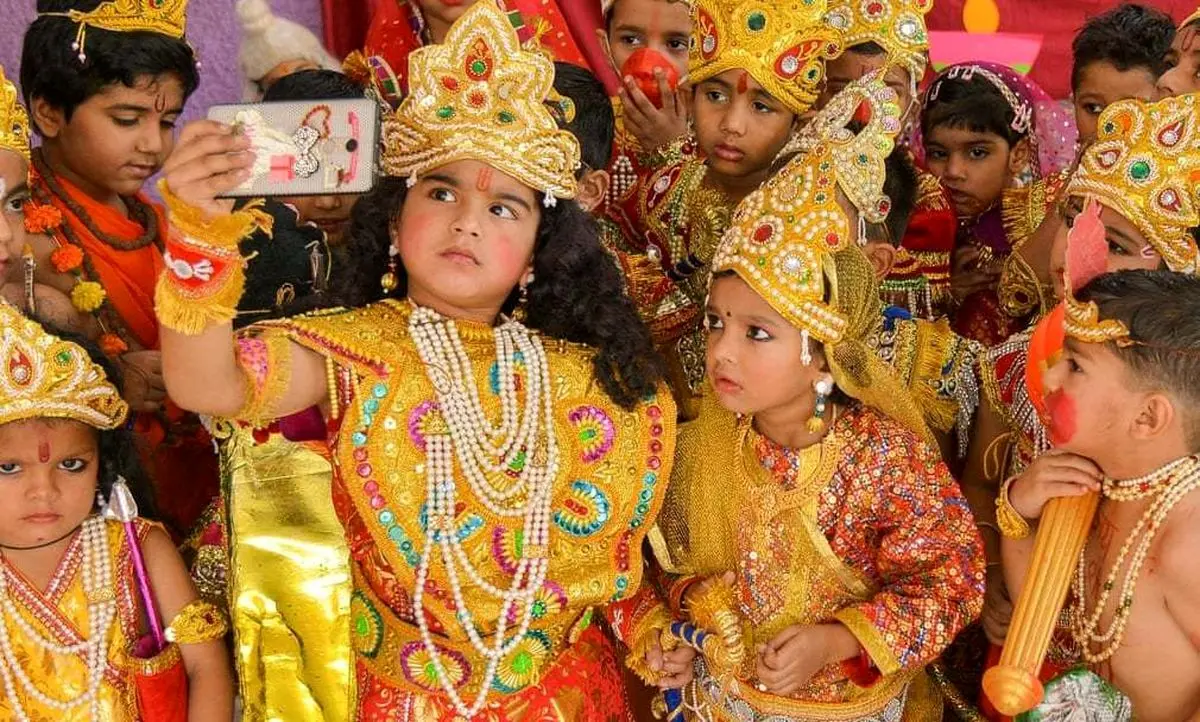 کودکان هندی در پوشش خدایان هندوها + تصویر