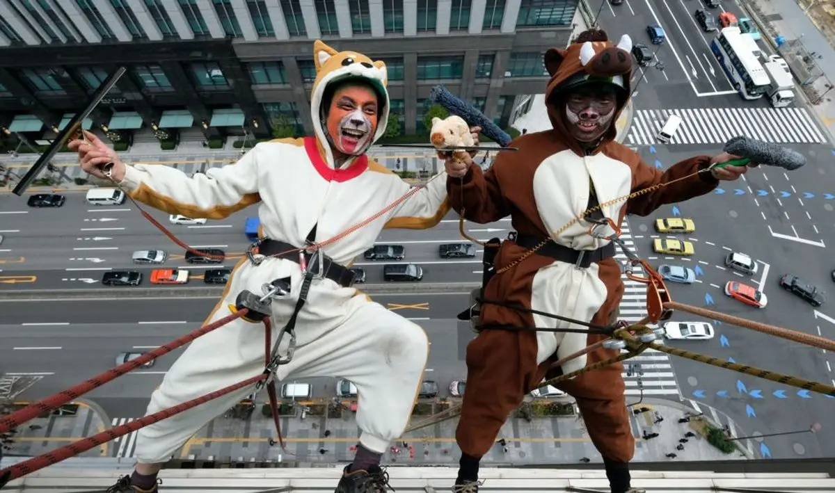 کارگران شیشه پاک کن برج‌ها در ژاپن + تصویر