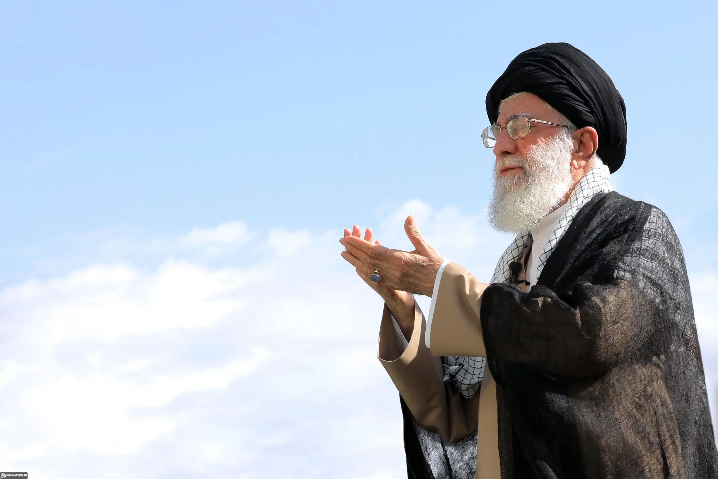 رهبر انقلاب بر پیکر آیت‌الله هاشمی‌ شاهرودی نماز اقامه می‌کنند