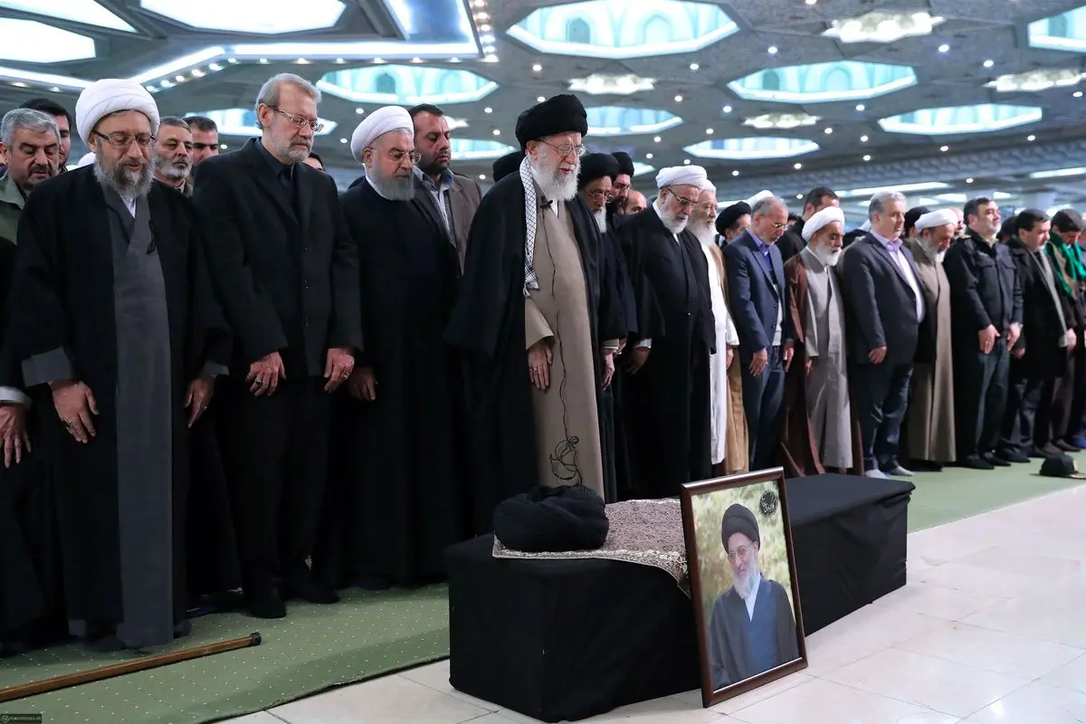 رهبر انقلاب بر پیکر آیت‌الله هاشمی شاهرودی اقامه نماز فرمودند