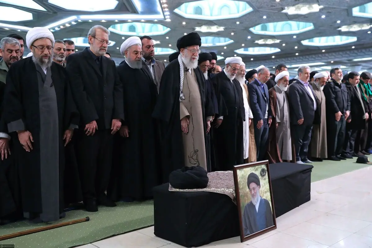 رهبر انقلاب بر پیکر آیت‌الله هاشمی شاهرودی اقامه نماز فرمودند