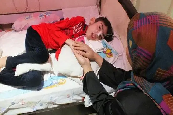 پسری که تنها با صدای مادرش چشم باز می‌کند! +تصویر