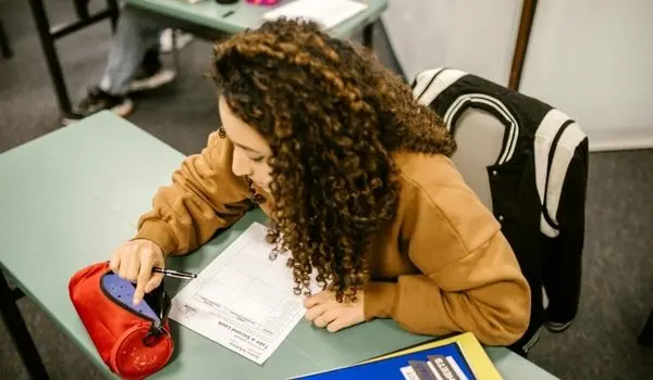 ممنوعیت موبایل در مدارس؛ جهش نمره‌ها بعد از شوک انضباطی