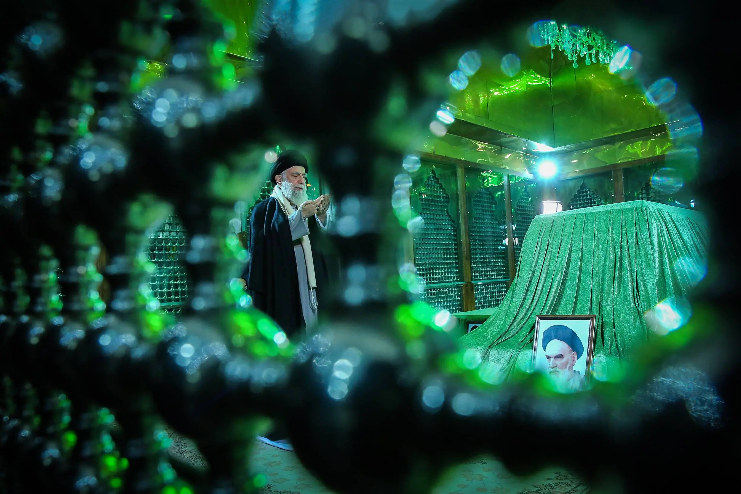 حضور رهبر انقلاب در مرقد مطهر امام راحل و گلزار شهدای بهشت زهرا