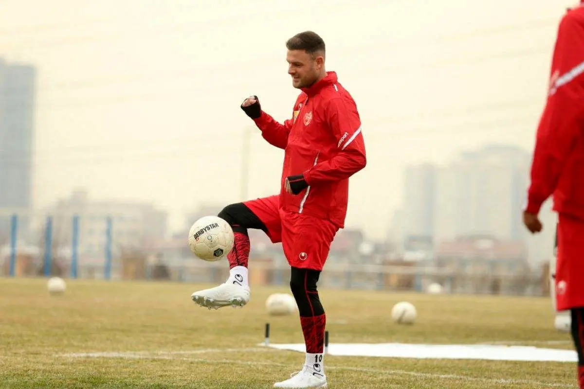 عصبانیت گل‌محمدی از غیبت استوکس در تمرین پرسپولیس