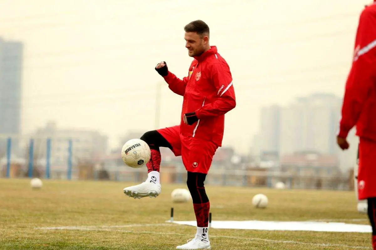 عصبانیت گل‌محمدی از غیبت استوکس در تمرین پرسپولیس