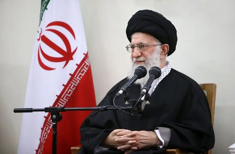 از افراد متزلزل در راه دین و انقلاب باید حذر و پرهیز کرد
