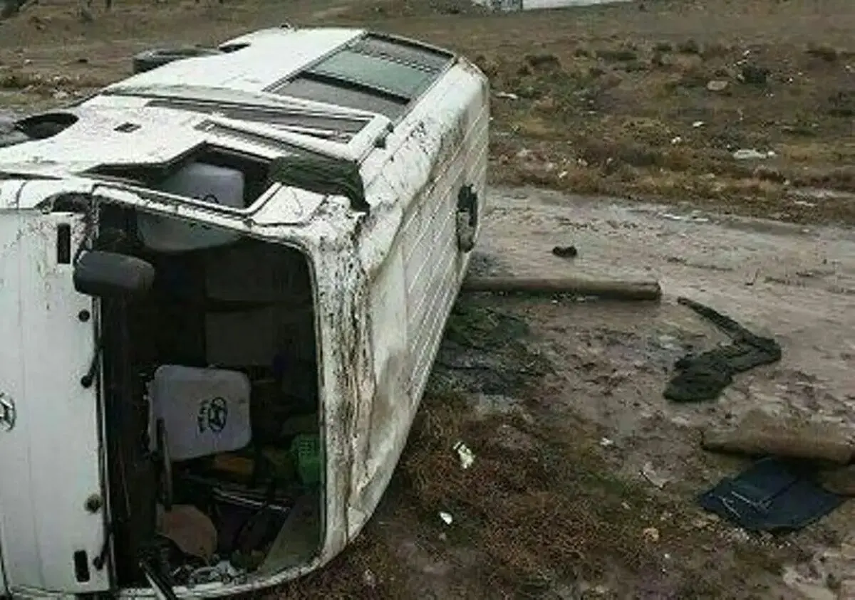واژگونی ون در اتوبان تهران–قم؛ ۱۲ مصدوم به بیمارستان منتقل شدند