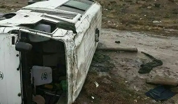 واژگونی ون در اتوبان تهران–قم؛ ۱۲ مصدوم به بیمارستان منتقل شدند