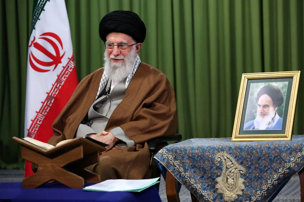 با حضور رهبر انقلاب و از طریق ارتباط تصویری محفل انس با قرآن کریم در اولین روز ماه مبارک رمضان برگزار شد