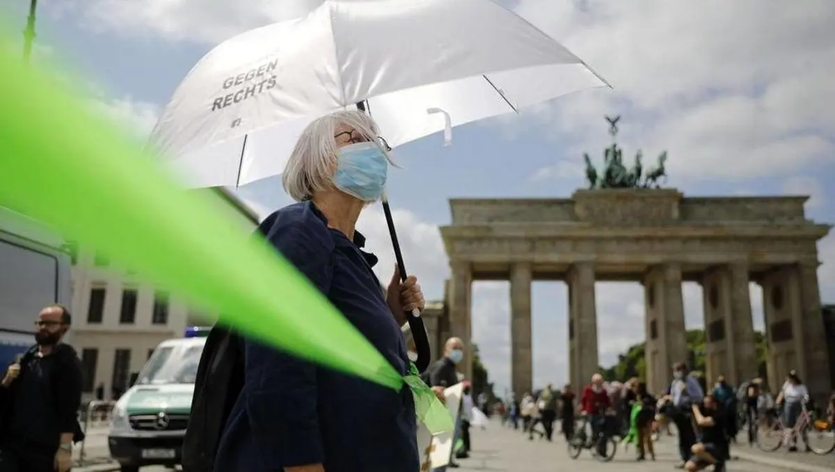 زنجیره‌ انسانی مردم آلمان در اعتراض به نژادپرستی + تصویر