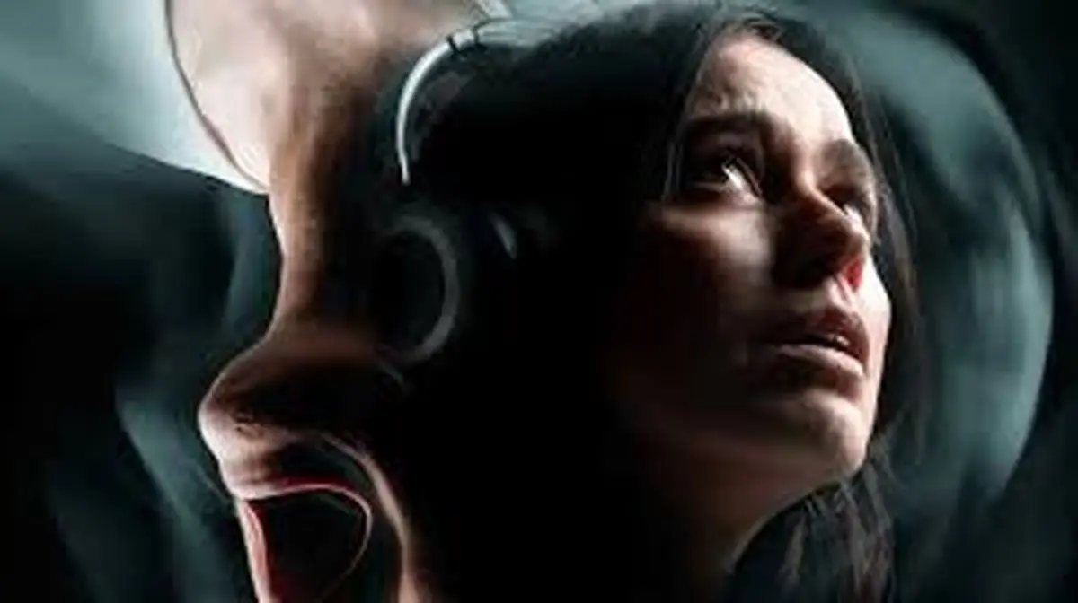 بررسی و نقد فیلم آوای پنهان Undertone 2025 ؛ ترسناک و مرموز
