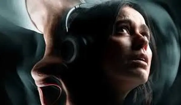 بررسی و نقد فیلم آوای پنهان Undertone 2025 ؛ ترسناک و مرموز
