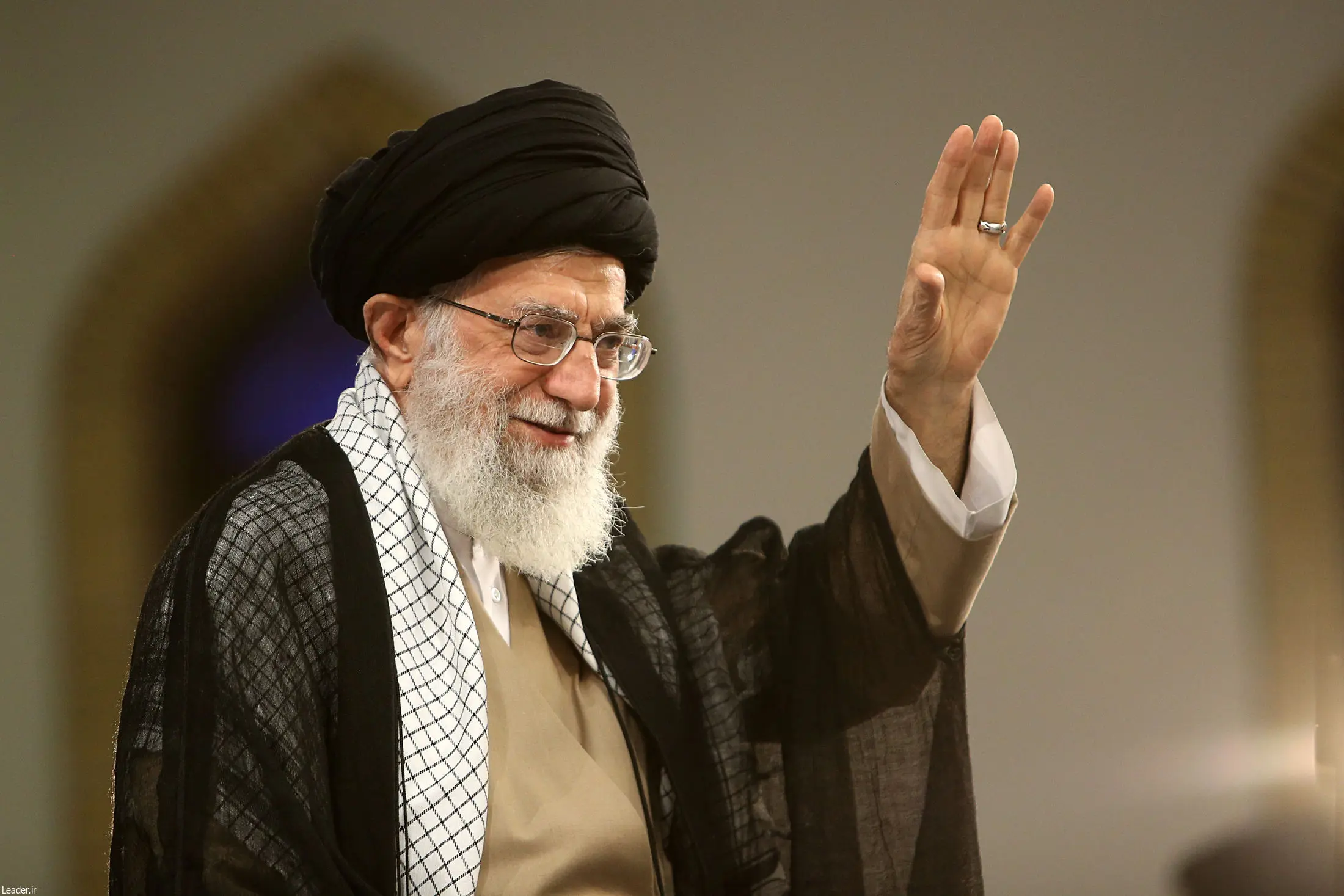 نگرانی همسر رهبر معظم انقلاب از نداشتن شام برای پذیرایی کردن از مهمان آقا | وقتی آن شب، در سفره غذا چیزی جز سینی نان و پنیر نبود...